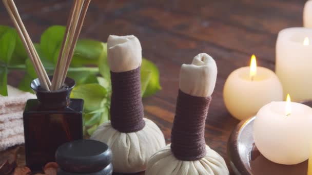 Spa achtergrond. Handdoek, kaarsen, bloemen, massagestenen en kruidenballen. Massage, oosterse therapie, welzijn en meditatie. — Stockvideo