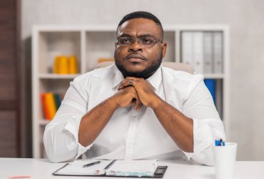 Ev ofisinde serbest tasarımcı işyeri. Genç Afro-Amerikalı bir adam bilgisayar, grafik tableti ve diğer cihazları kullanıyor. Uzak görev.