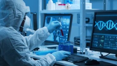 Afro-Amerikalı doktor modern bir laboratuvarda bilimsel deneyler yapıyor ve aşı geliştiriyor. Genetik mühendisliği işyeri. Bilim ve tıp kavramı.