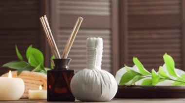 Spa arka planı. Havlu, mumlar, çiçekler, masaj taşları ve bitkisel toplar. Masaj, oryantal terapi, refah ve meditasyon.
