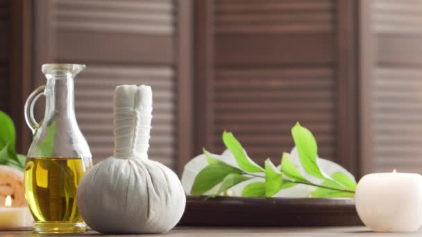 Fond de spa. Serviette, bougies, fleurs, pierres de massage et boules à base de plantes. Massage, thérapie orientale, bien-être et méditation. — Video