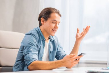 Serbest çalışanların çalıştığı yer ev ofisinde akıllı telefon ve diğer cihazları kullanıyor. Uzak görev.