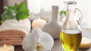 Spa arka planı. Havlu, mumlar, çiçekler, masaj taşları ve bitkisel toplar. Masaj, oryantal terapi, refah ve meditasyon.