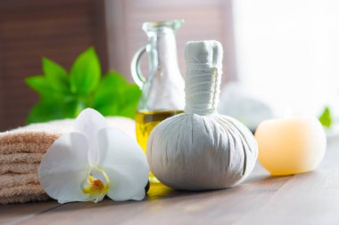 Spa arka planı. Havlu, mumlar, orkide çiçekleri ve bitkisel toplar. Masaj, oryantal terapi, refah ve meditasyon.