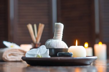 Spa arka planı. Havlu, mumlar, çiçekler, aroma çubukları, masaj taşları ve bitkisel toplar. Masaj, oryantal terapi, refah ve meditasyon.