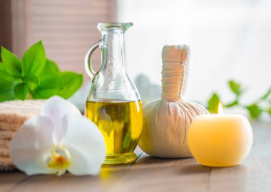Spa arka planı. Havlu, mumlar, orkide çiçekleri ve bitkisel toplar. Masaj, oryantal terapi, refah ve meditasyon.