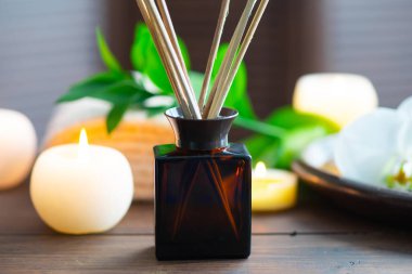 Spa arka planı. Havlu, mumlar, aroma çubukları, orkide çiçekleri ve bitkisel toplar. Masaj, oryantal terapi, refah ve meditasyon.