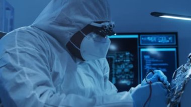 Afrikalı-Amerikalı mikro elektronik mühendisi, bilgisayar sistemleri ve mikroişlemciler üzerine modern bir bilim laboratuvarında çalışıyor. Elektronik fabrika işçisi ana kartı ve kodlamayı test ediyor..