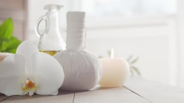 Spa arka planı. Havlu, mumlar, çiçekler, masaj taşları ve bitkisel toplar. Masaj, oryantal terapi, refah ve meditasyon.