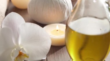 Spa arka planı. Havlu, mumlar, çiçekler, masaj taşları ve bitkisel toplar. Masaj, oryantal terapi, refah ve meditasyon.