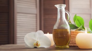 Spa arka planı. Havlu, mumlar, çiçekler, masaj taşları ve bitkisel toplar. Masaj, oryantal terapi, refah ve meditasyon.