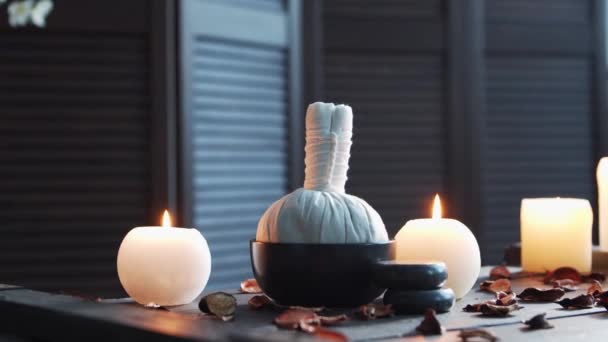 Fundo de spa. Velas, pedras de massagem e bolas de ervas. Massagem, terapia oriental, bem-estar e meditação. — Vídeo de Stock