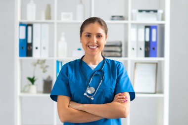 Hastane ofisinde çalışan profesyonel tıp doktoru koruyucu maskeli genç ve çekici kadın doktorların portresi..