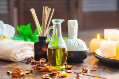Spa arka planı. Havlu, mumlar, çiçekler, aroma çubukları, masaj taşları ve bitkisel toplar. Masaj, oryantal terapi, refah ve meditasyon.