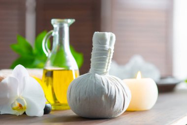 Spa arka planı. Havlu, mumlar, orkide çiçekleri ve bitkisel toplar. Masaj, oryantal terapi, refah ve meditasyon.
