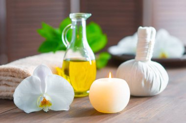 Spa arka planı. Havlu, mumlar, orkide çiçekleri ve bitkisel toplar. Masaj, oryantal terapi, refah ve meditasyon.