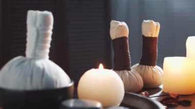 Spa arka planı. Mumlar, masaj taşları ve bitkisel toplar. Masaj, oryantal terapi, refah ve meditasyon.