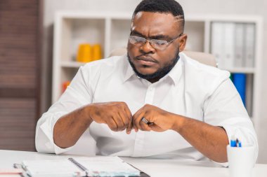 Ev ofisinde serbest tasarımcı işyeri. Genç Afro-Amerikalı bir adam bilgisayar, grafik tableti ve diğer cihazları kullanıyor. Uzak görev konsepti.