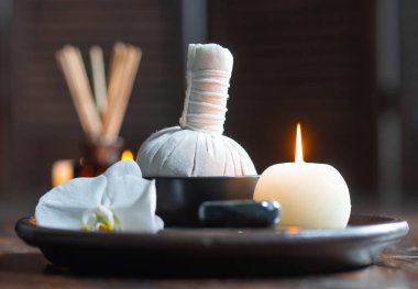 Spa arka planı. Havlu, mumlar, çiçekler, aroma çubukları, masaj taşları ve bitkisel toplar. Masaj, oryantal terapi, refah ve meditasyon kavramı.