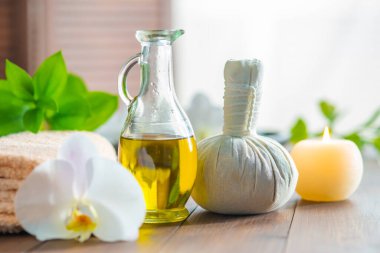 Spa arka planı. Havlu, mumlar, orkide çiçekleri ve bitkisel toplar. Masaj, oryantal terapi, refah ve meditasyon kavramı.