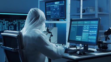 Mikro elektronik mühendisi, bilgisayar sistemleri ve mikroişlemciler üzerine modern bir bilim laboratuvarında çalışıyor. Elektronik fabrika işçisi ana kartı test ediyor ve yazılımı kodluyor..