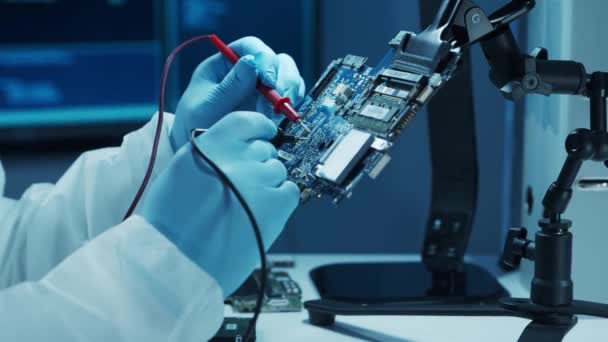 Engenheiro de microeletrônica trabalha em um laboratório científico moderno em sistemas de computação e microprocessadores. Trabalhador da fábrica eletrônica está testando a placa-mãe e codificando o firmware. — Vídeo de Stock