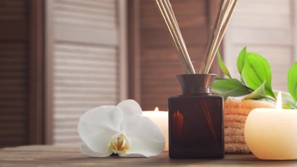 Fondo del spa. Toalla, velas, flores, piedras masajeadoras y bolas de hierbas. Masaje, terapia oriental, bienestar y meditación. — Vídeos de Stock