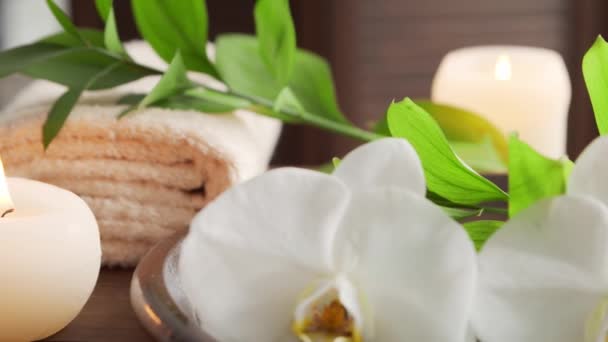 Spa zurück. Handtuch, Kerzen, Blumen, Massagesteine und Kräuterbälle. Massage, orientalische Therapie, Wohlbefinden und Meditation. — Stockvideo
