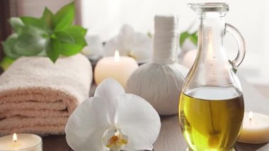Spa arka planı. Havlu, mumlar, çiçekler, masaj taşları ve bitkisel toplar. Masaj, oryantal terapi, refah ve meditasyon.
