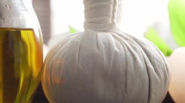 Spa arka planı. Havlu, mumlar, çiçekler, masaj taşları ve bitkisel toplar. Masaj, oryantal terapi, refah ve meditasyon.