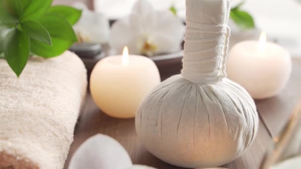 Fond de spa. Serviette, bougies, fleurs, pierres de massage et boules à base de plantes. Massage, thérapie orientale, bien-être et méditation. — Video