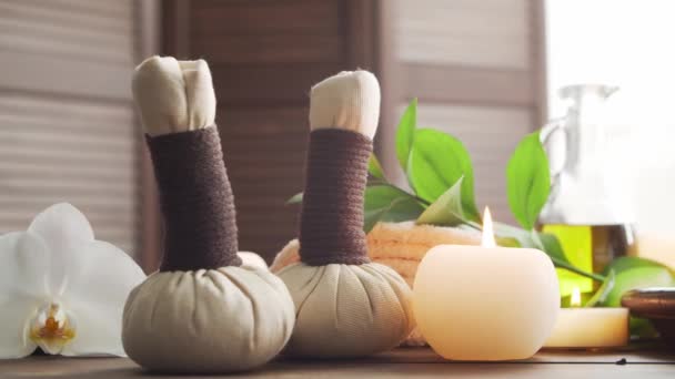 Fond de spa. Serviette, bougies, fleurs, pierres de massage et boules à base de plantes. Massage, thérapie orientale, bien-être et méditation. — Video