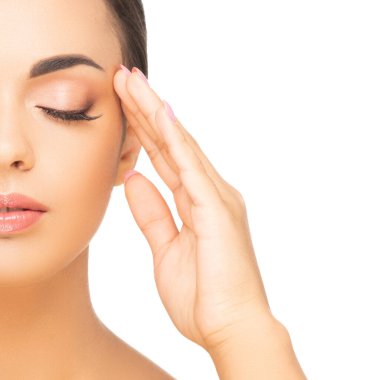 Genç ve güzel Asyalı kadının yakın plan güzel portresi. Cilt bakımı, makyaj ve kozmetoloji.