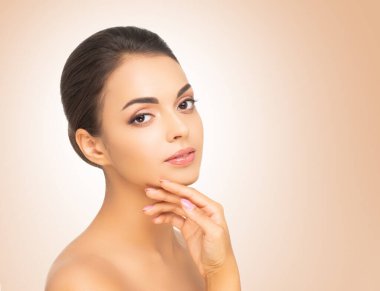 Genç ve sağlıklı bir kadının güzel yüzü. Spa, kozmetoloji ve sağlık hizmetleri.