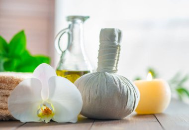 Spa arka planı. Havlu, mumlar, orkide çiçekleri ve bitkisel toplar. Masaj, oryantal terapi, refah ve meditasyon.