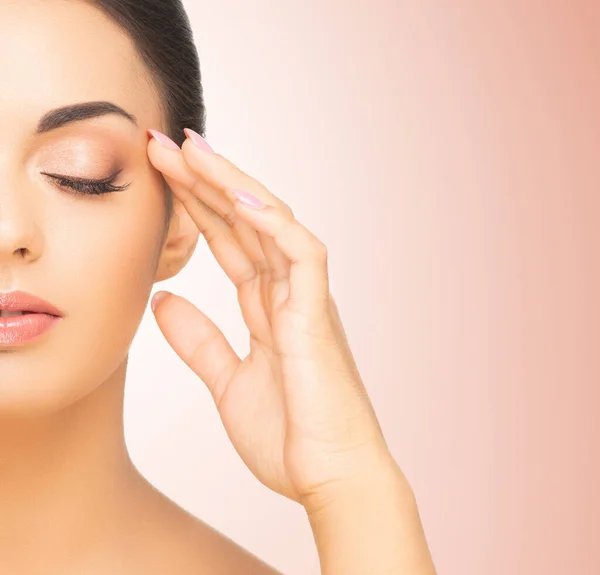 Gezicht van een mooi oosters brunette meisje. Close-up portret van jonge en aantrekkelijke vrouw met bruine ogen. — Stockfoto