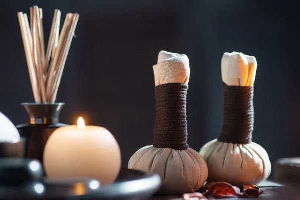 Spa zurück. Handtuch, Kerzen, Blumen, Duftstäbchen, Massagesteine und Kräuterbälle. Massage, orientalische Therapie, Wohlbefinden und Meditation. — Stockfoto