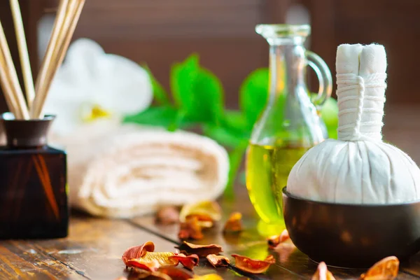 Fondo del spa. Toalla, velas, flores, palitos de aroma, piedras de masaje y bolas de hierbas. Masaje, terapia oriental, bienestar y meditación. —  Fotos de Stock