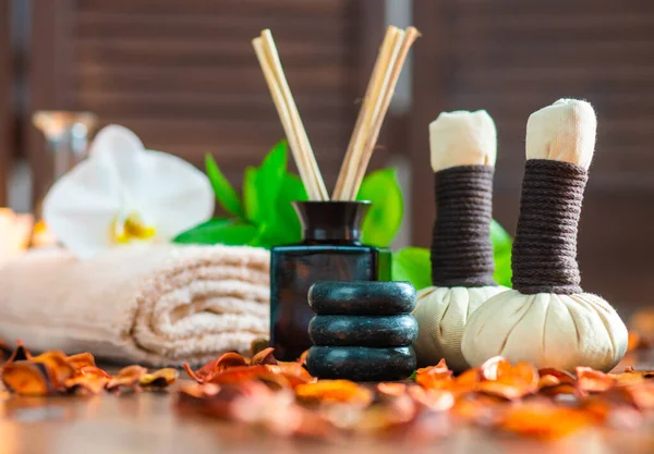 Sfondo Spa. Asciugamano, candele, fiori, bastoncini aromatici, pietre massaggianti e palline alle erbe. Massaggio, terapia orientale, benessere e meditazione. — Foto Stock