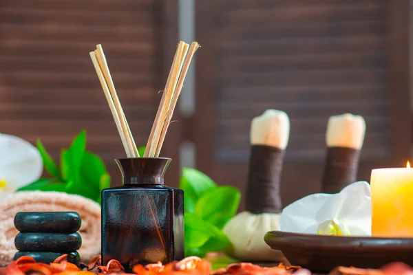 Sfondo Spa. Asciugamano, candele, fiori, bastoncini aromatici, pietre massaggianti e palline alle erbe. Massaggio, terapia orientale, benessere e meditazione. — Foto Stock