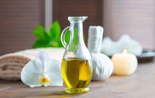 Spa bakgrund. Handduk, ljus, orkidéblommor och örtbollar. Massage, orientalisk terapi, välbefinnande och meditation. — Stockfoto