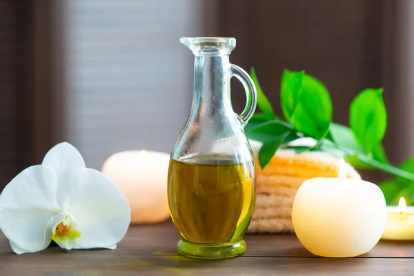 Fondo del spa. Toalla, velas, flores de orquídea y bolas de hierbas. Masaje, terapia oriental, bienestar y meditación. —  Fotos de Stock