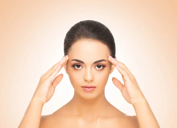 Visage d'une belle brune orientale. Gros plan portrait de jeune femme séduisante aux yeux marron. — Photo