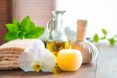 Spa arka planı. Havlu, mumlar, orkide çiçekleri ve bitkisel toplar. Masaj, oryantal terapi, refah ve meditasyon.