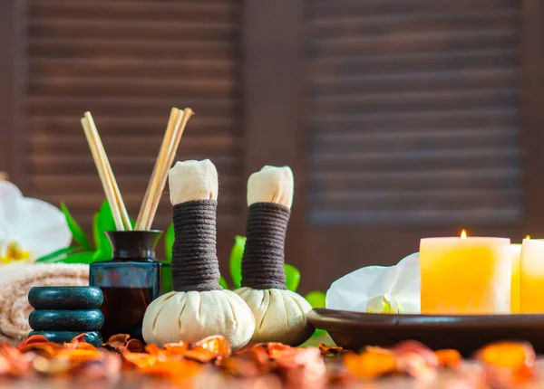 Uzdrowisko. Ręcznik, świece, kwiaty, paluszki aromatyczne, kamienie do masażu i kulki ziołowe. Masaż, orientalna terapia, dobre samopoczucie i medytacja. — Zdjęcie stockowe