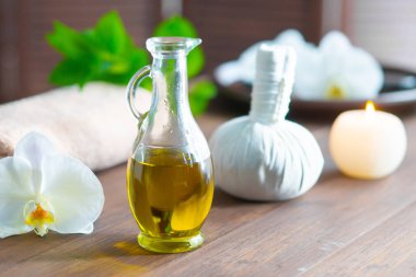 Spa arka planı. Havlu, mumlar, orkide çiçekleri ve bitkisel toplar. Masaj, oryantal terapi, refah ve meditasyon.