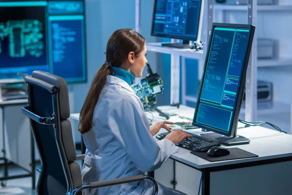 Engenheira Microeletrônica Feminina Trabalha Laboratório Científico Moderno Sistemas Computação Microprocessadores — Fotografia de Stock