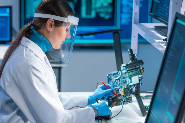 Ingeniera Microelectrónica Femenina Trabaja Moderno Laboratorio Científico Sobre Sistemas Informáticos —  Fotos de Stock