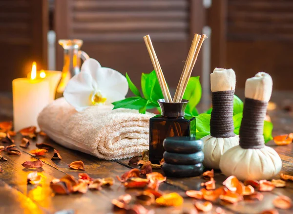 Spa Zurück Handtuch Kerzen Blumen Duftstäbchen Massagesteine Und Kräuterbälle Massage — Stockfoto