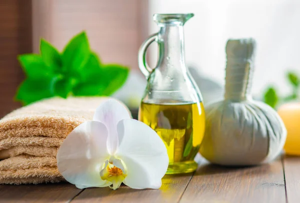 Spa bakgrund. Handduk, ljus, orkidéblommor och örtbollar. Massage, orientalisk terapi, välbefinnande och meditation. — Stockfoto